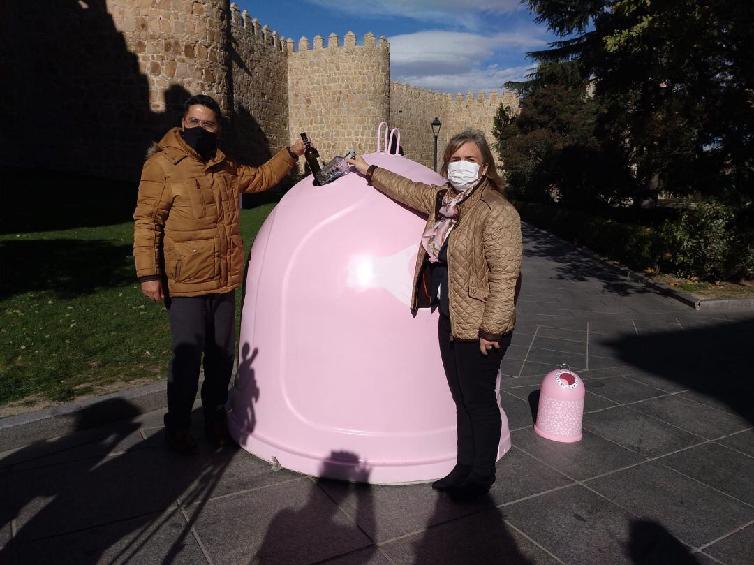 La concejala de Medio Ambiente del Ayuntamiento de Ávila, Julia Martín, y el gerente de zona de Ecovidrio, José Carlos Agustina, presentan la campaña en favor de la Fundación Sandra Ibarra para la lucha contra el cáncer de mama