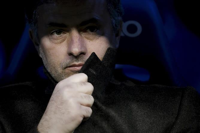 El entrenador del Real Madrid, el portugués José Mourinho, en el banquillo durante el partido que enfrenta a su equipo con el Sevilla correspondiente a la decimosexta jornada de Liga en Primera División