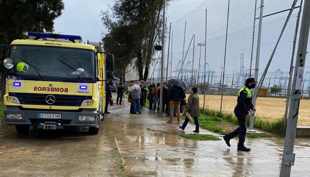 Vehículo de Bomberos junto al campo del Bahía.