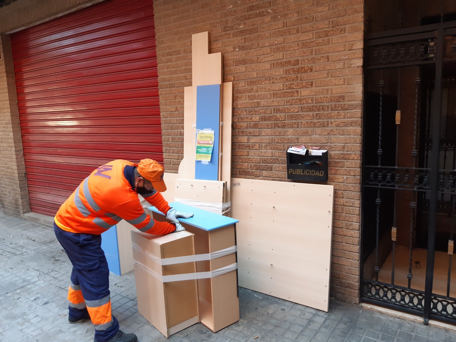 Un operario recoge muebles usados en València.