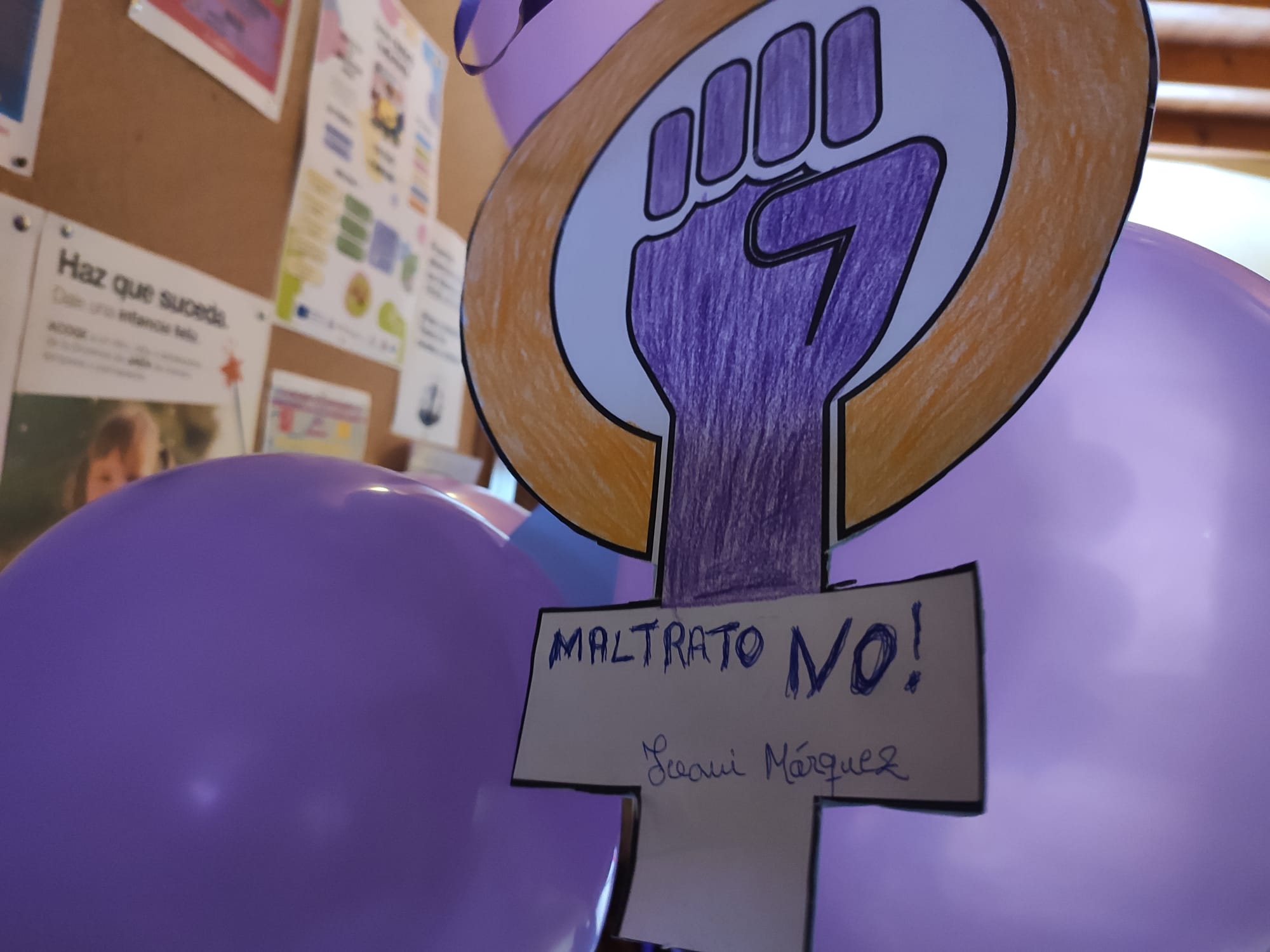 Unos globos morados con un cartel reivindicativo con motivo del 8M en la capital jiennense