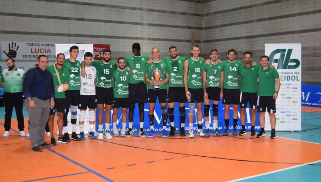 Los campeones de Andalucía con el trofeo.