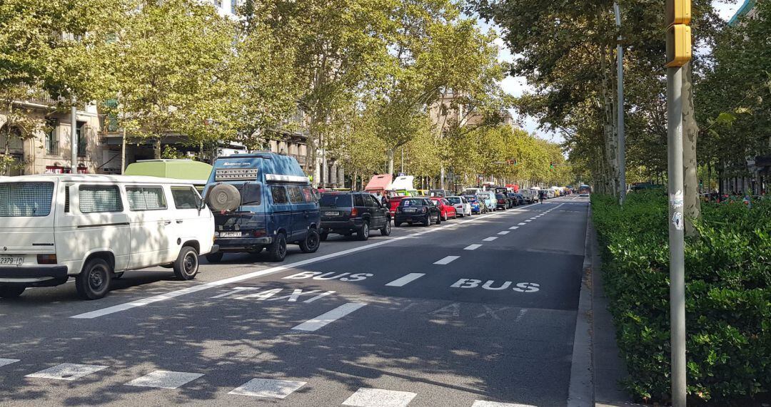 Vehículos &quot;contaminantes&quot; aparcados en la Gran Vía de Barcelona. 