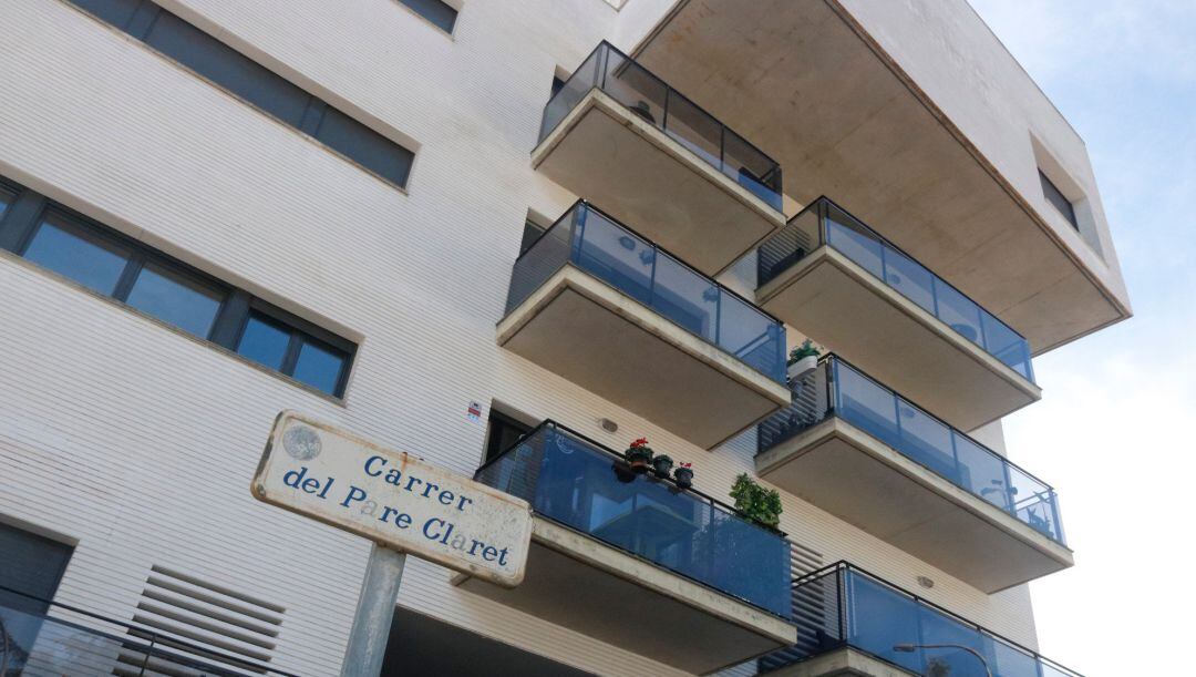 Edificio de Lloret donde han encontrado el cadáver de la mujer asesinada por su pareja. 