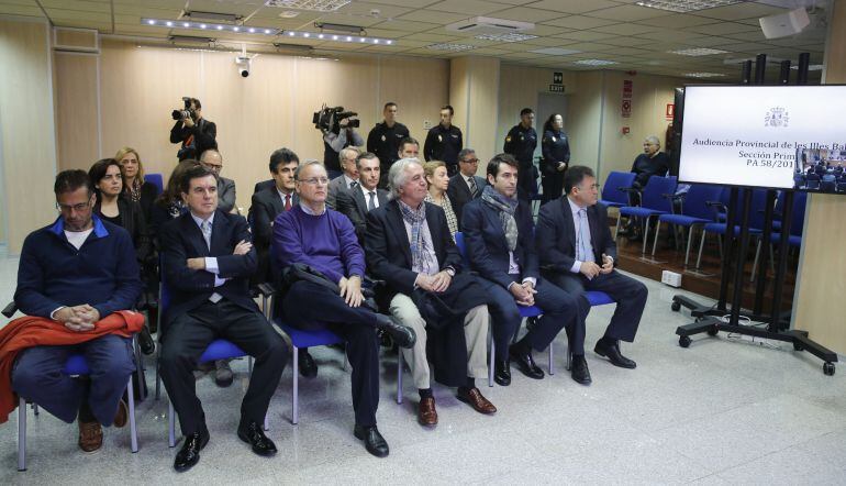 Las dieciocho personas acusadas en el caso Noós, en la sala del juicio del mencionado caso que ha comenzado hoy en la Escuela Balear de la Administración Pública (EBAP), en Palma. Di izda. a dcha., primera fila: Marco A. Tejeiro Losada , Jaume Matas Palou