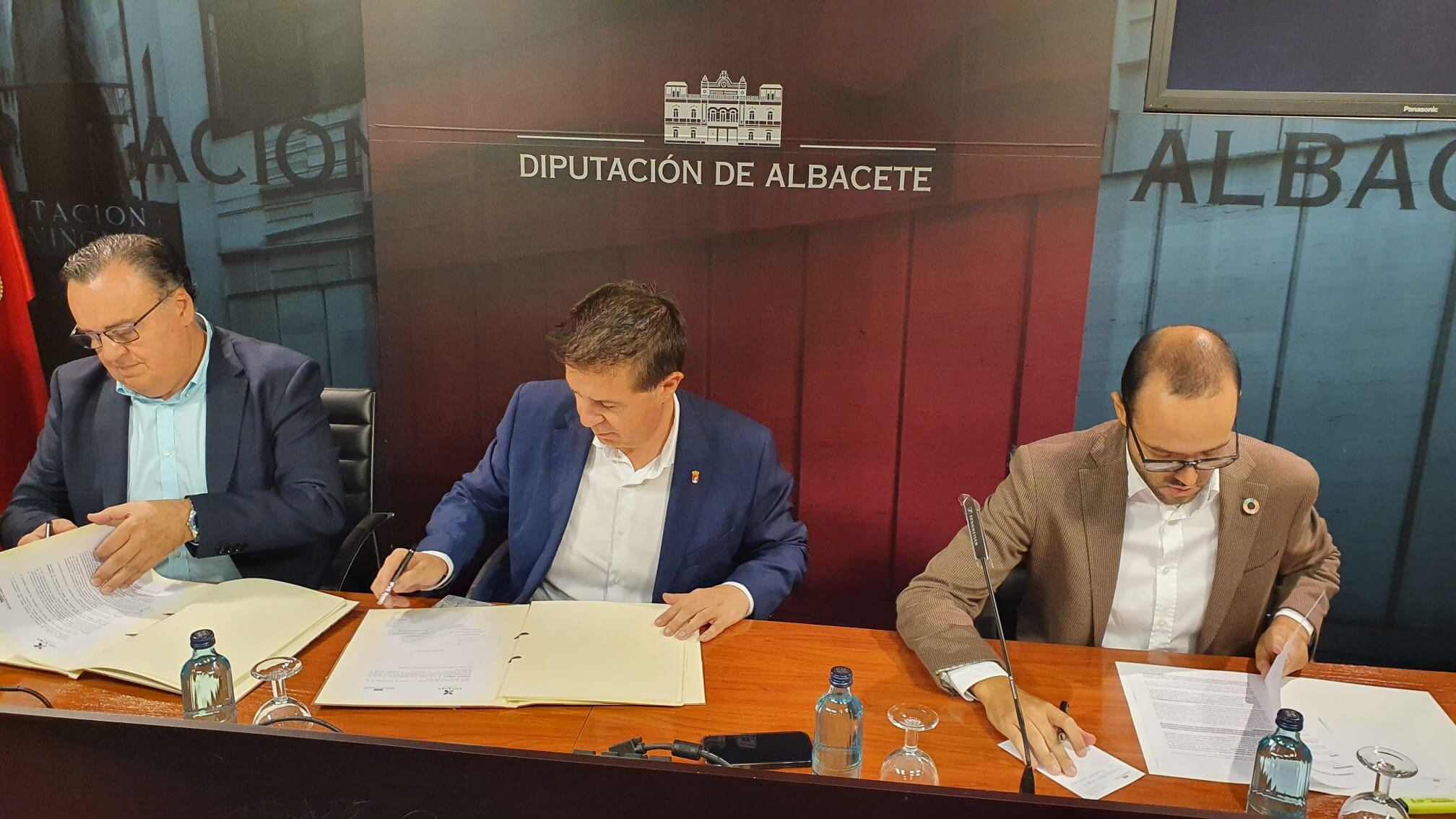 Firma del convenio de colaboración entre la Diputación de Albacete y Zincaman