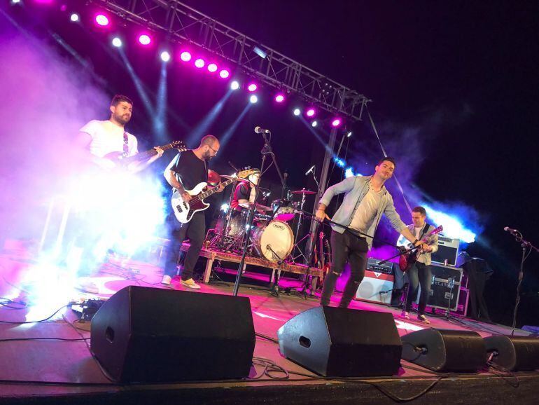 Momentos de una actuación de la banda "Roswell"