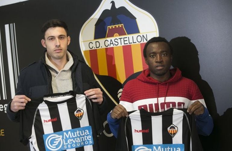 Navarro y Ebwebe posan con la camieta de su nuevo club