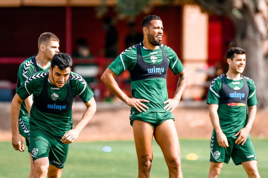 Jonathas, en el centro de la imagen, en un entrenamiento