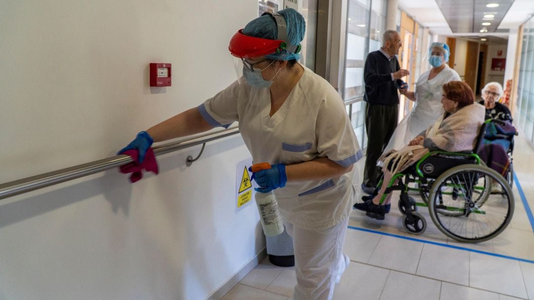 Imagen de archivo de una limpiadora en un hospital