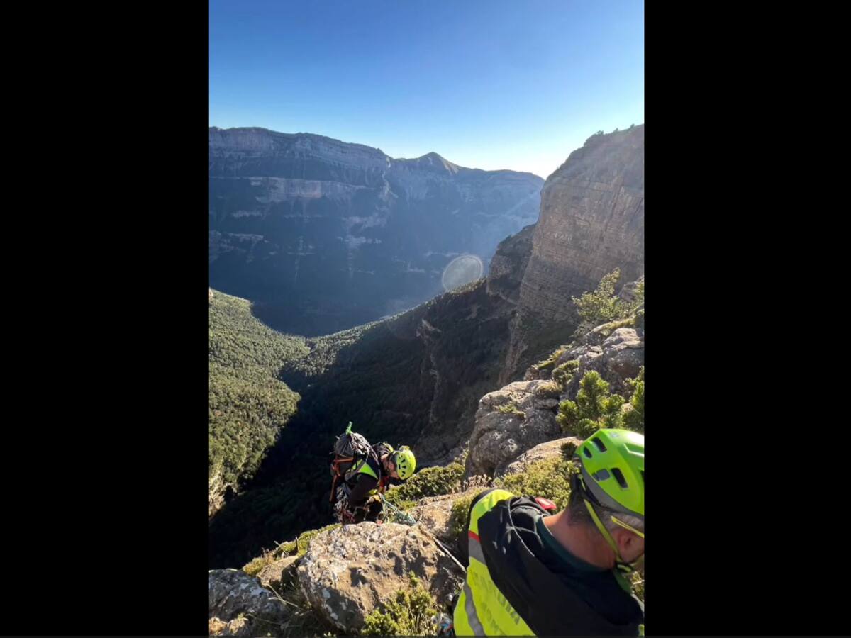 Complicado rescate de un escalador tras desprendimiento de piedras en la Pared de la Cascada de Cotatuero
