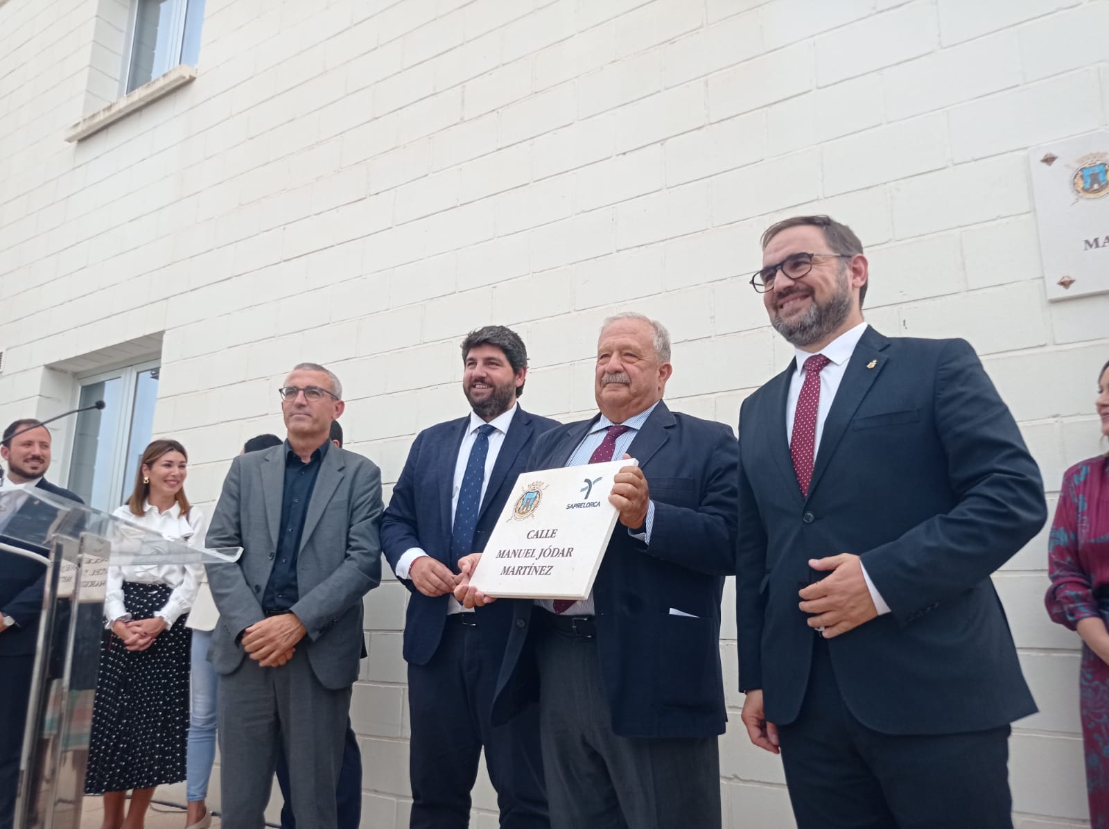 Manuel Jódar Martínez con la placa que lleva su nombre junto a autoridades políticas