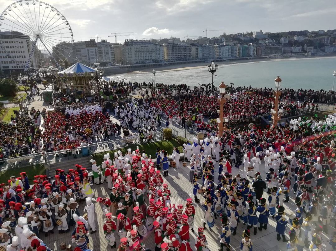 Tambores y barriles txikis a la espera de que comience la tamborrada infantil. 