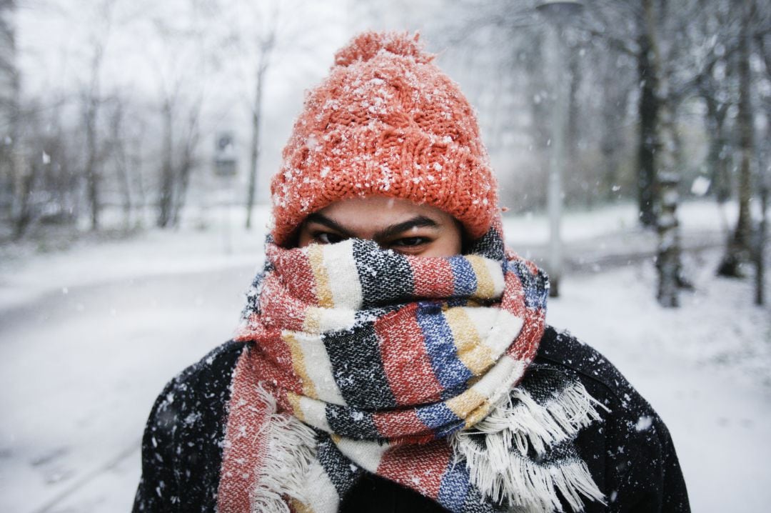 Imagen de archivo de una persona abrigada en la nieve