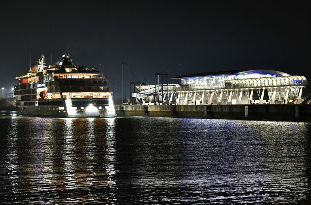 El barco es el &quot;Hanseatic Inspiration&quot;, un pequeño crucero de poco más de 200 plazas, que debido a la pandemia se ha reducido a 150 cruceristas, en su mayoría alemanes, además de los 120 integrantes de la tripulación