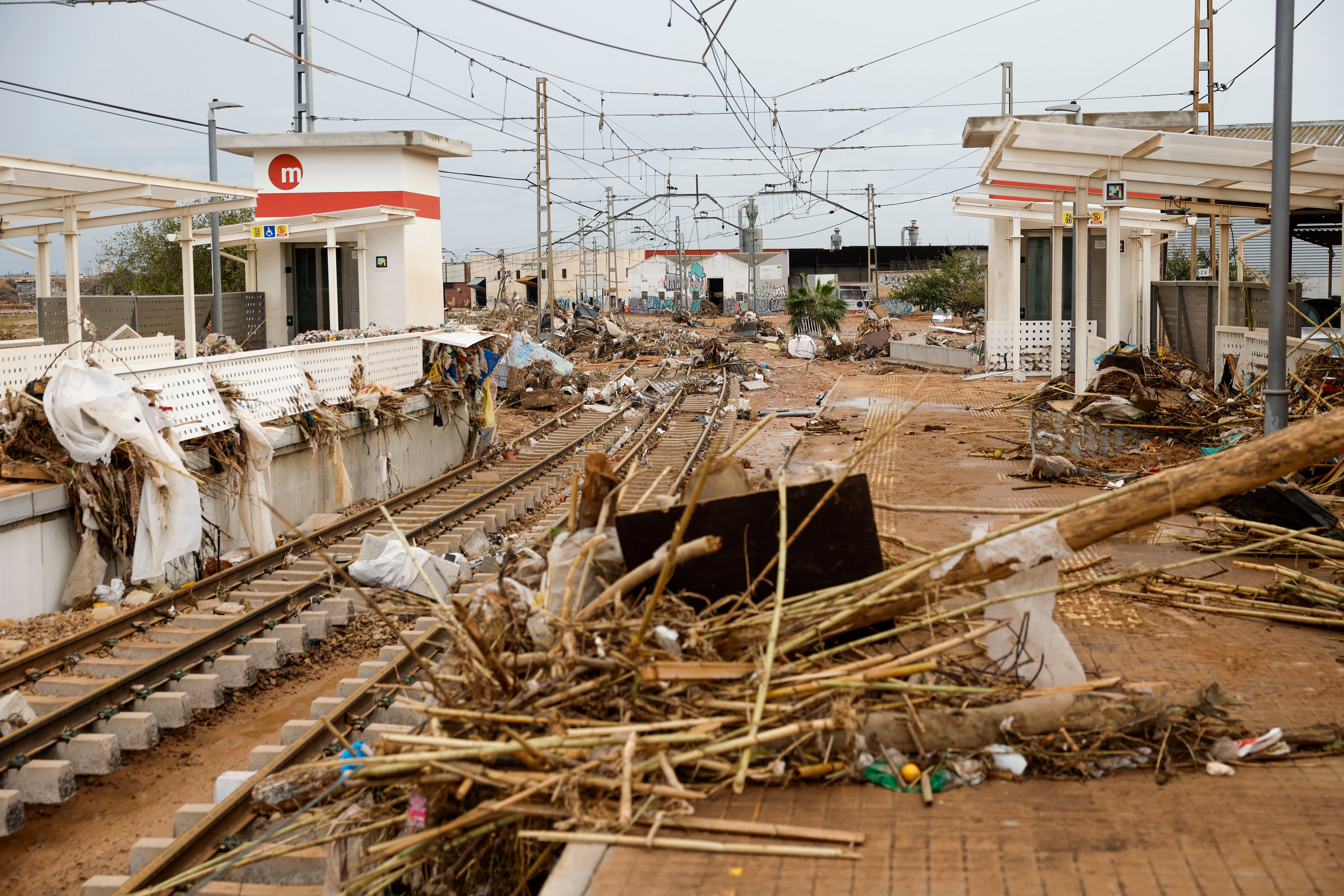 Vista de la destrozada estación de metro en Paiporta, este viernes.