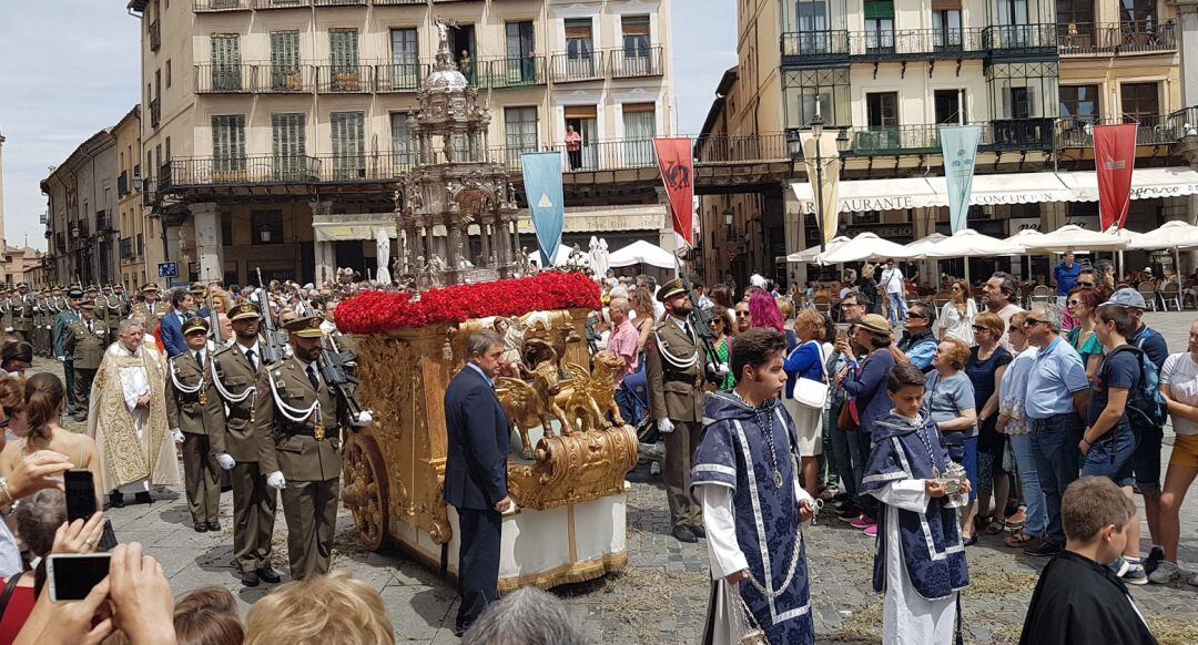 Cientos de segovianos y turistas han seguido el recorrido de la custodia