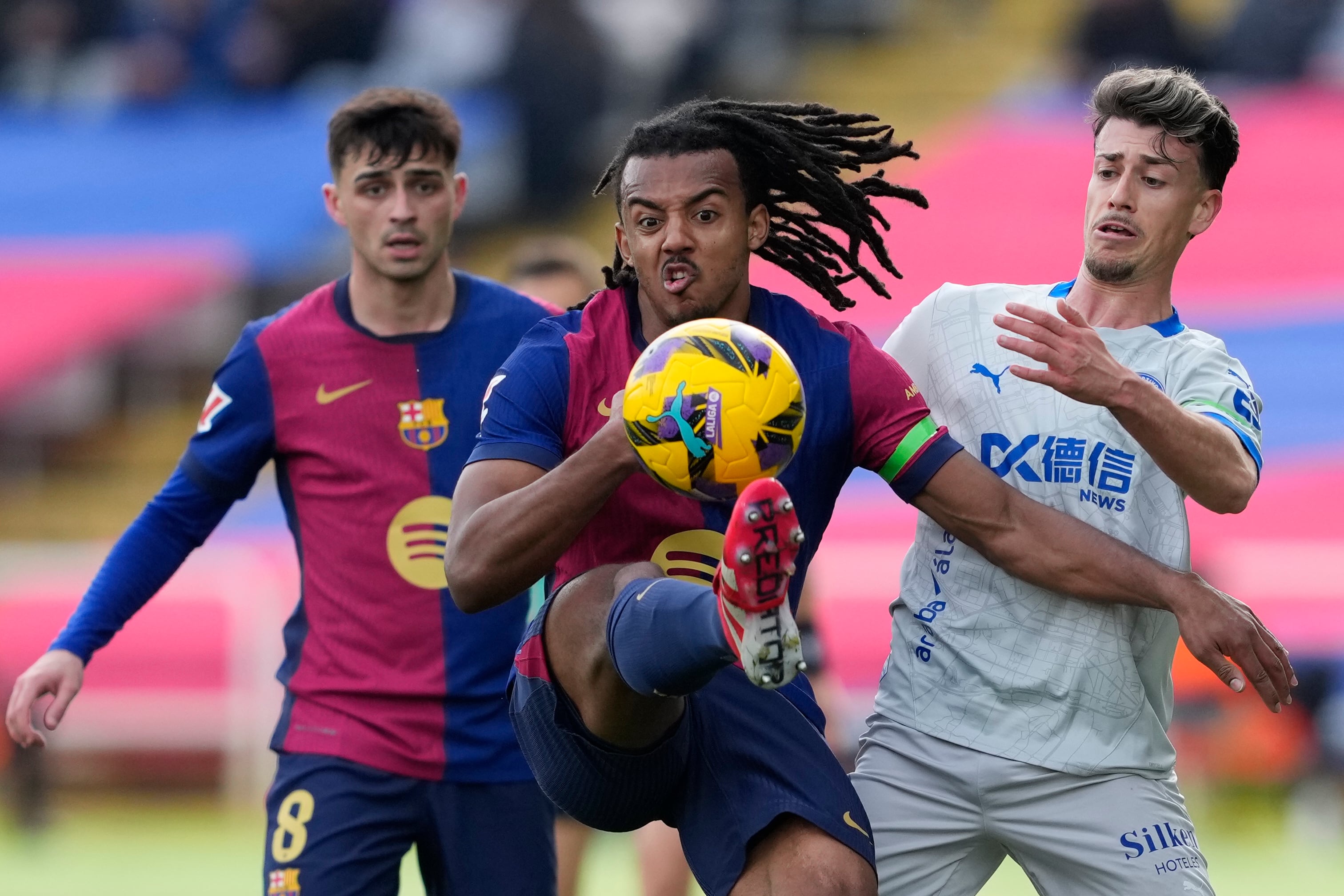 Kounde despeja un balón durante el partido del Barça ante el Alavés