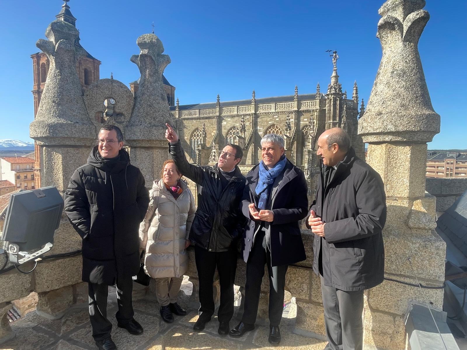 El director del Palacio de Gaudí de Astorga explica la futura intervención a las autoridades