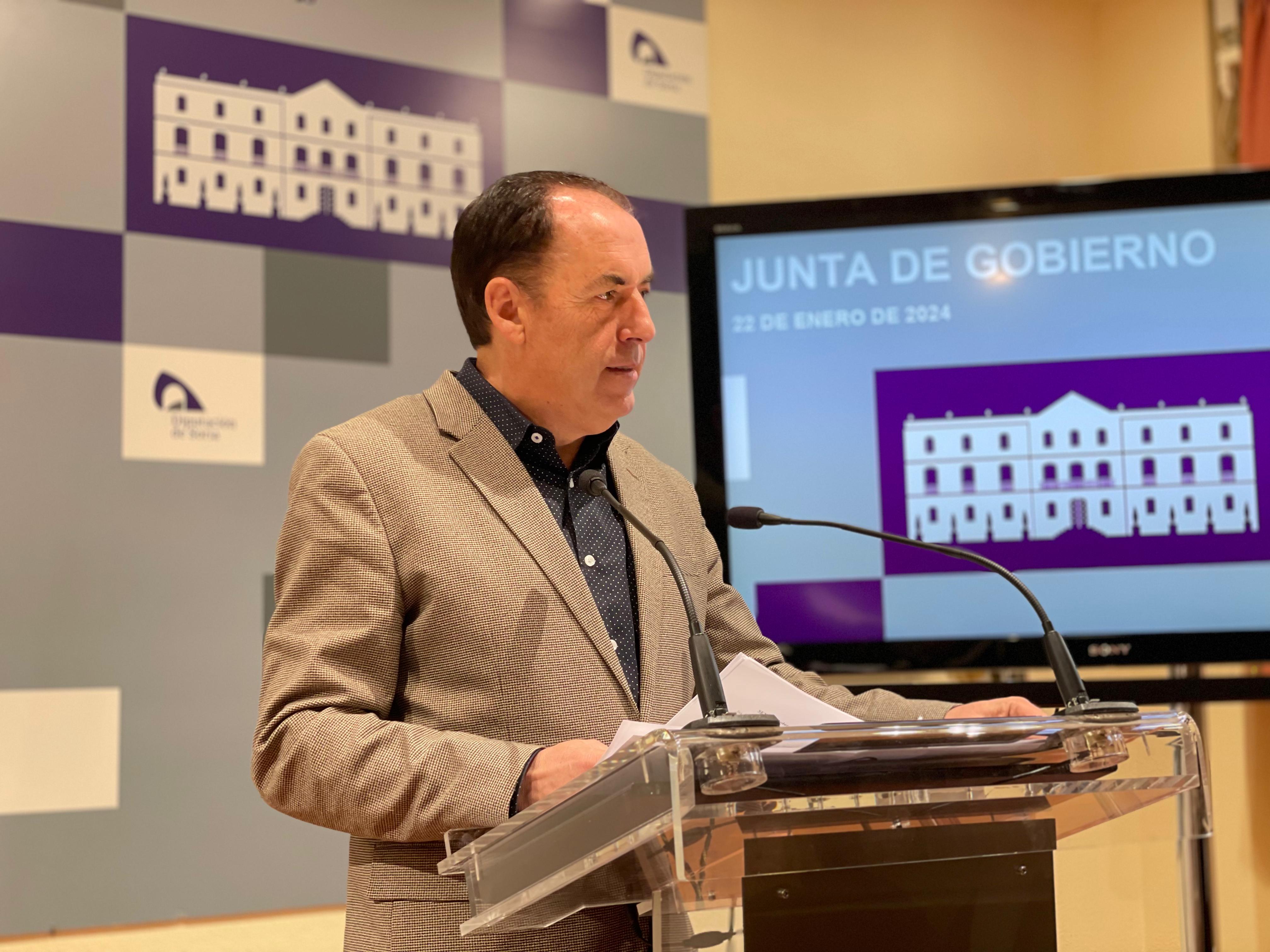 Benito Serrano, presidente de la Diputación Provincial de Soriq, en rueda de prensa.