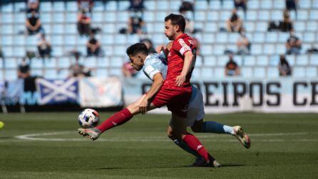 Castañeda se adelanta a Solís en un lance del choque