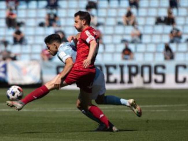 Castañeda se adelanta a Solís en un lance del choque