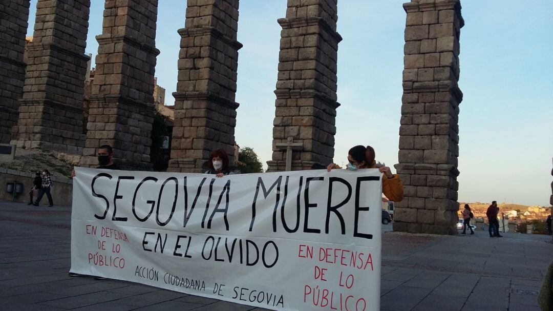 La cabecera de la manifestación junto al Acueducto sin aglomeración de personas, que se han quedado separadas para guardar la distancias de seguridad