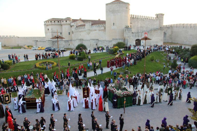 El Cristo de San Gil sale del Castillo de Cuéllar ante el resto de tallas enl a procesión de Jueves Santo del pasado año