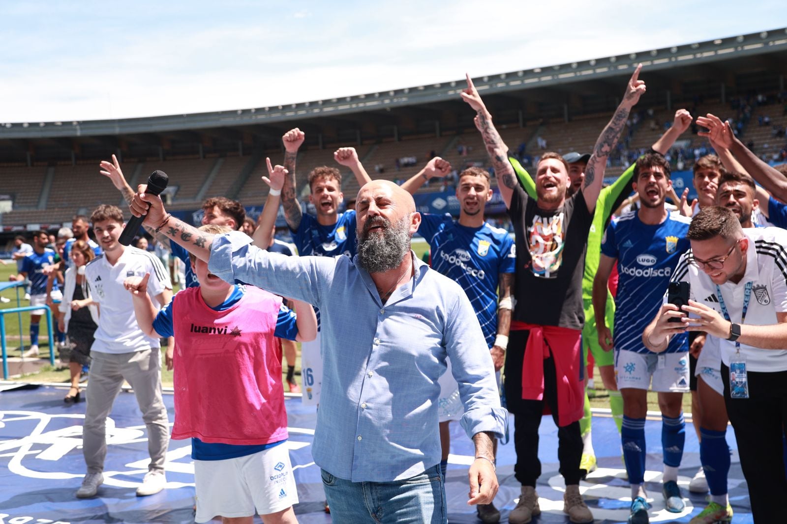 Titin celebra el ascenso con sus jugadores