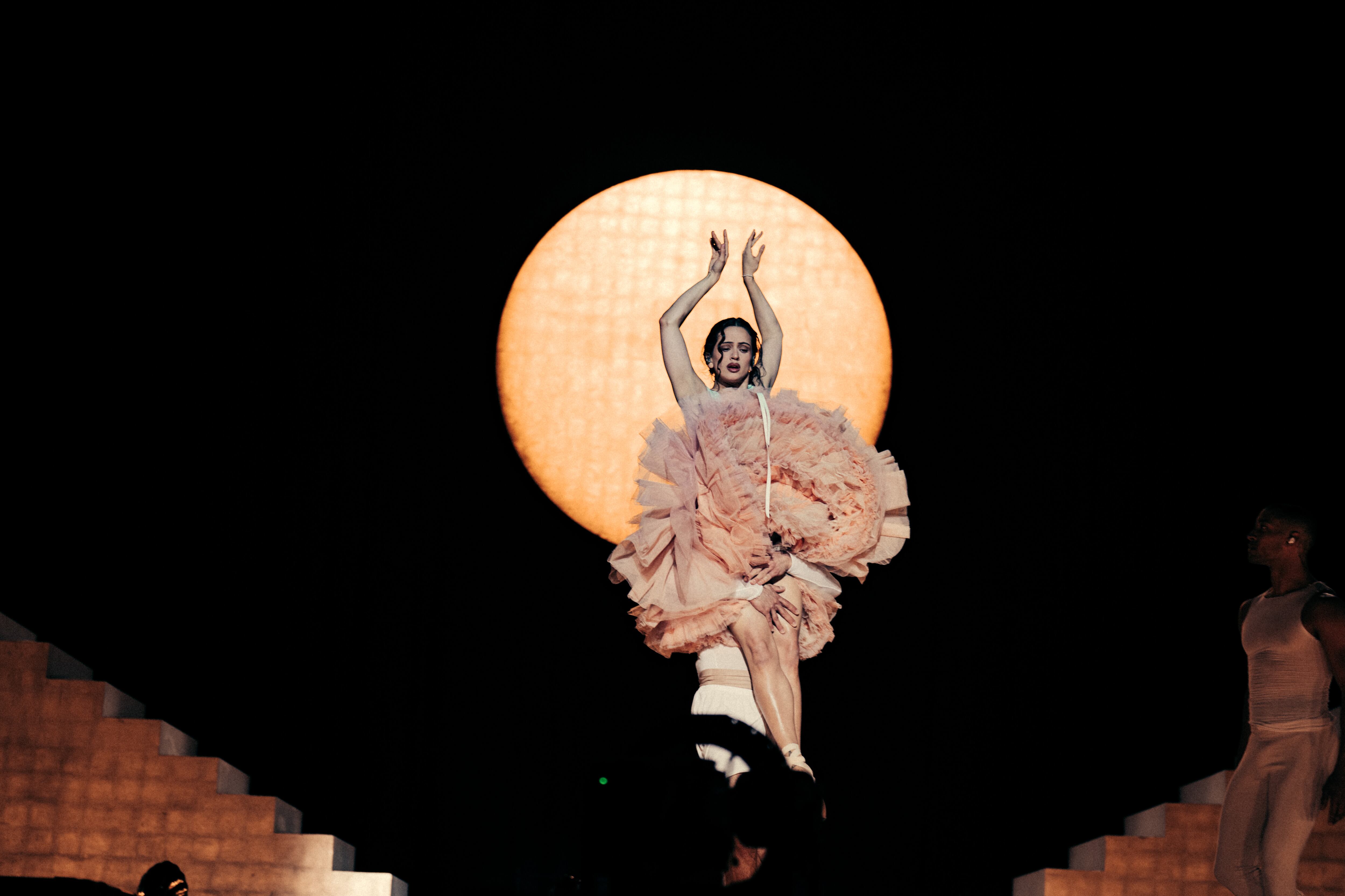 Fotografía facilitada por la organización del concierto de Rosalía este lunes en el Movistar Arena de Madrid.