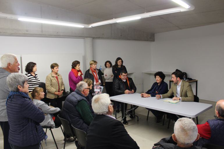 El PP reunido con los vecinos de Peña de las Águilas