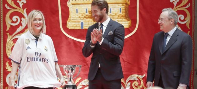 La presidenta de la Comunidad de Madrid, Cristina Cifuentes, posa con la camiseta del Real Madrid que le han entregado