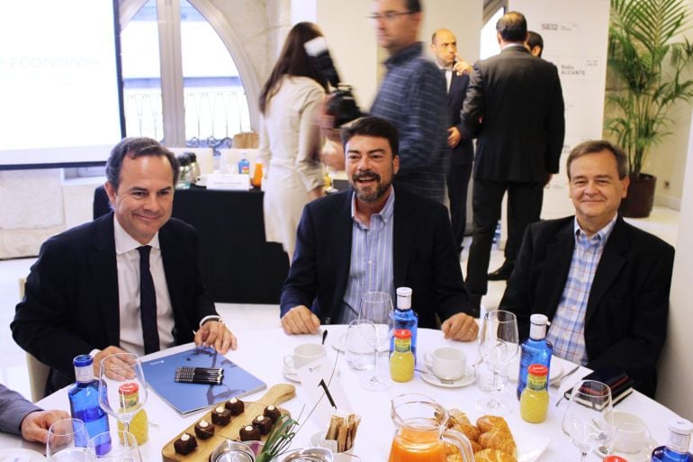 Carlos Castillo (PP), Luis Barcala (PP) y José Luis Cifuentes (Ciudadanos) durante la primera edición de Encuentros Ser