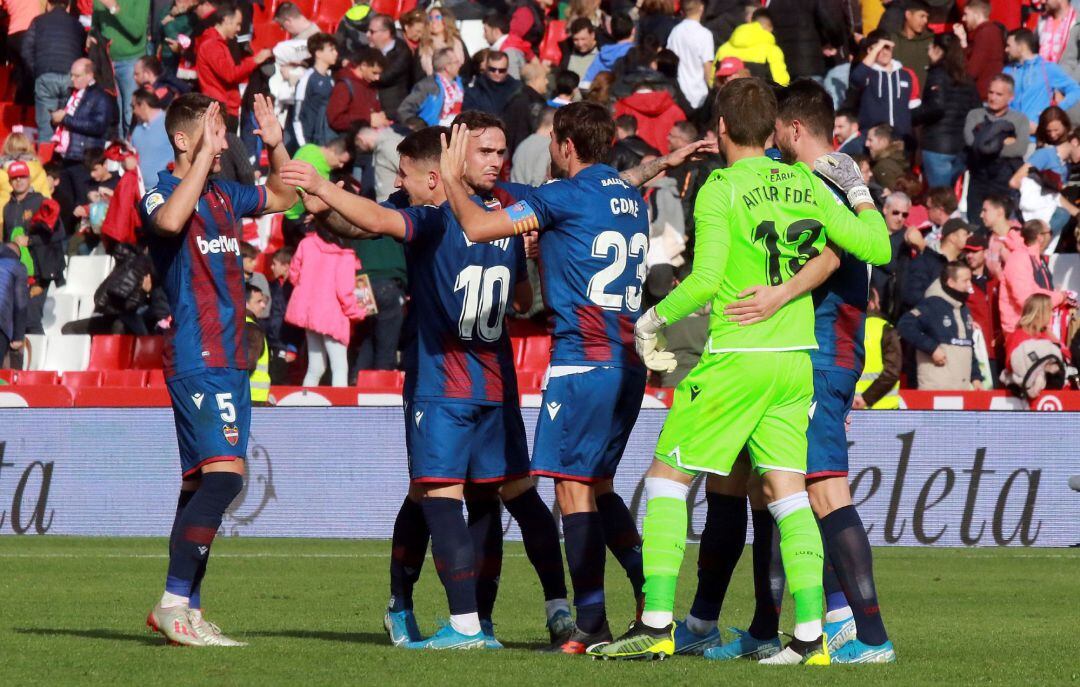 Los jugadores del Levante celebran la victoria ante el Granada, durante el partido correspondiente a la decimoséptima jornada de LaLiga Santander 