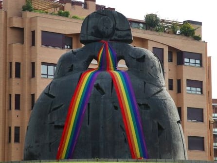 La Menina de Alcobendas con los colores de la bandera LGTBI