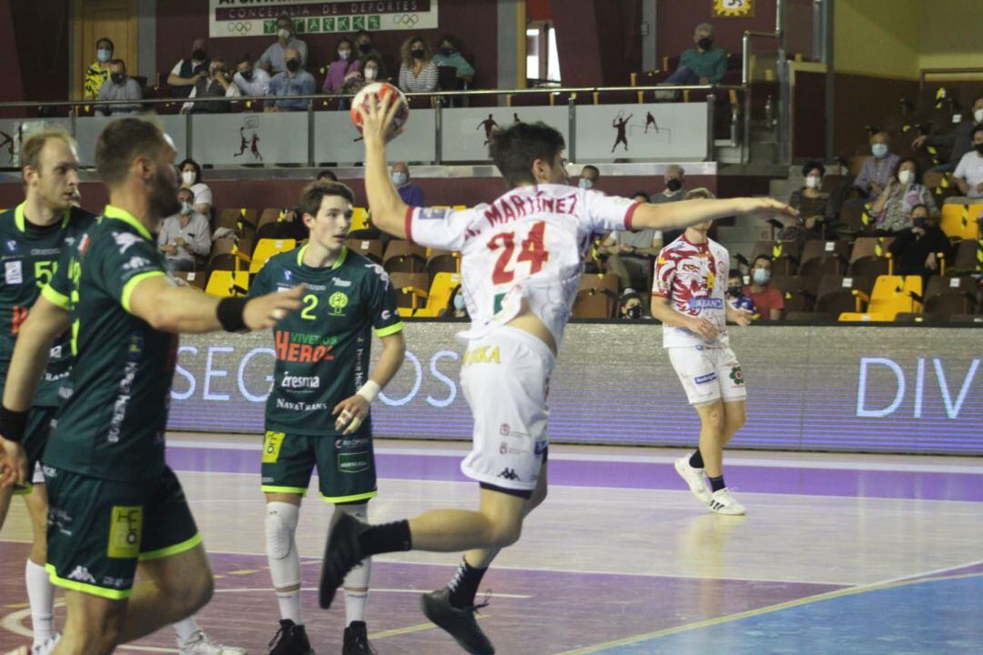 Antonio Martínez intenta un lanzamiento a portería