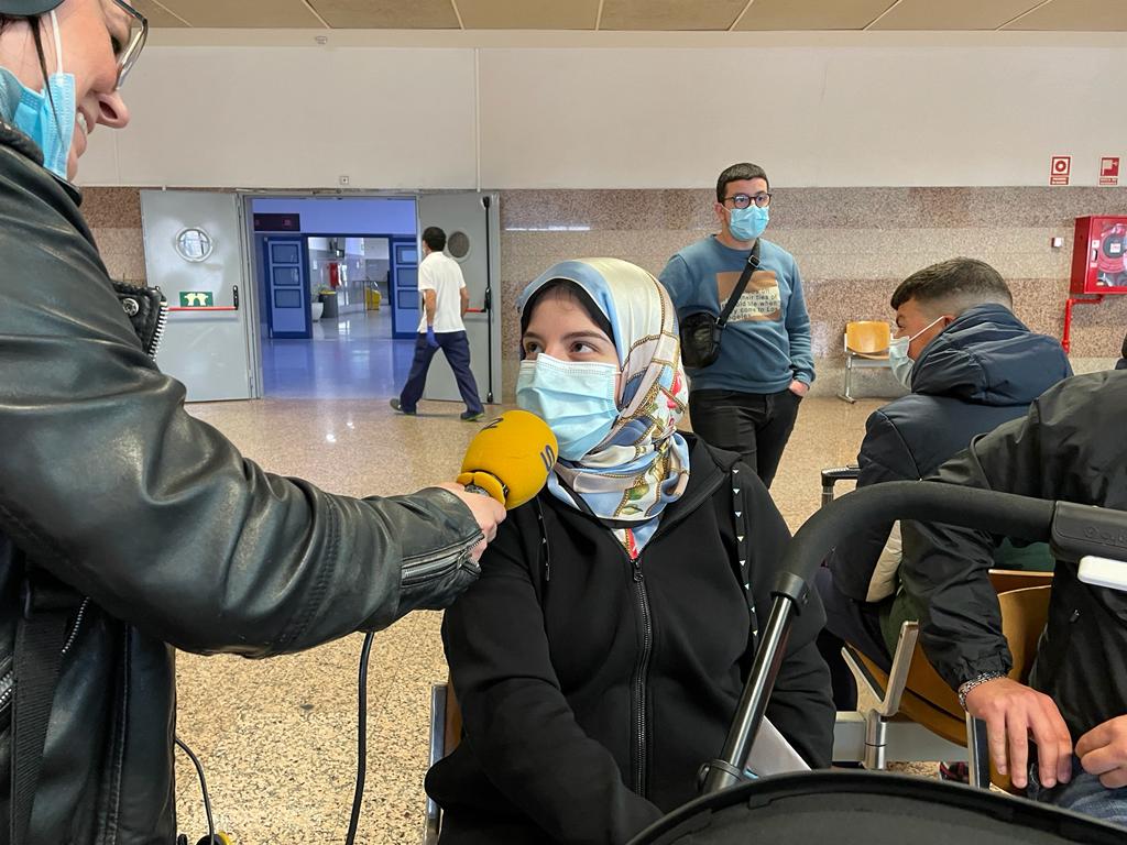 Gloria Masallá conversa con una de las primeras pasajeras rumbo a Tánger desde el puerto de Algeciras