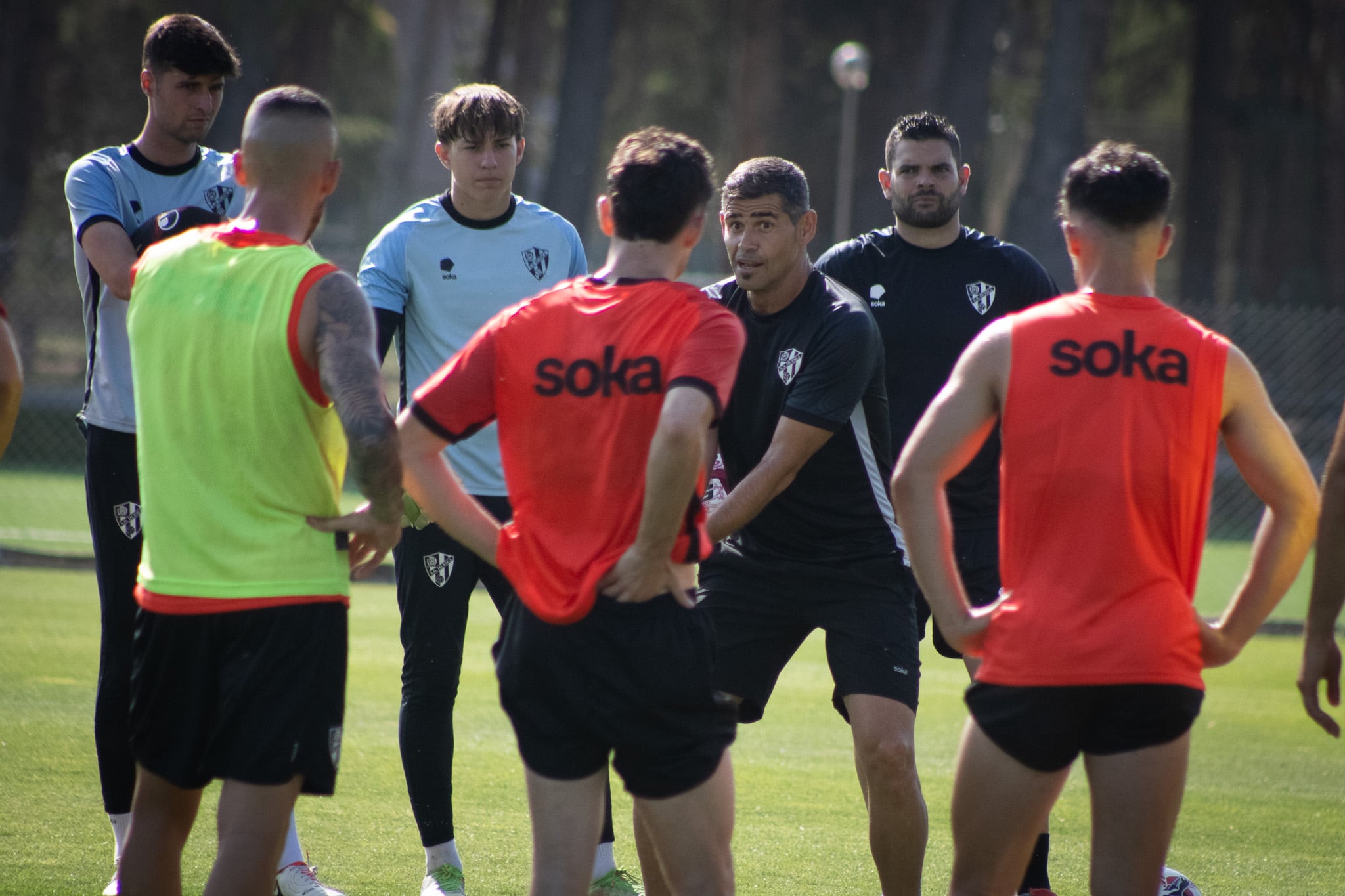 Antonio Hidalgo dando explicaciones a sus jugadores durante un entrenamiento de la SD Huesca