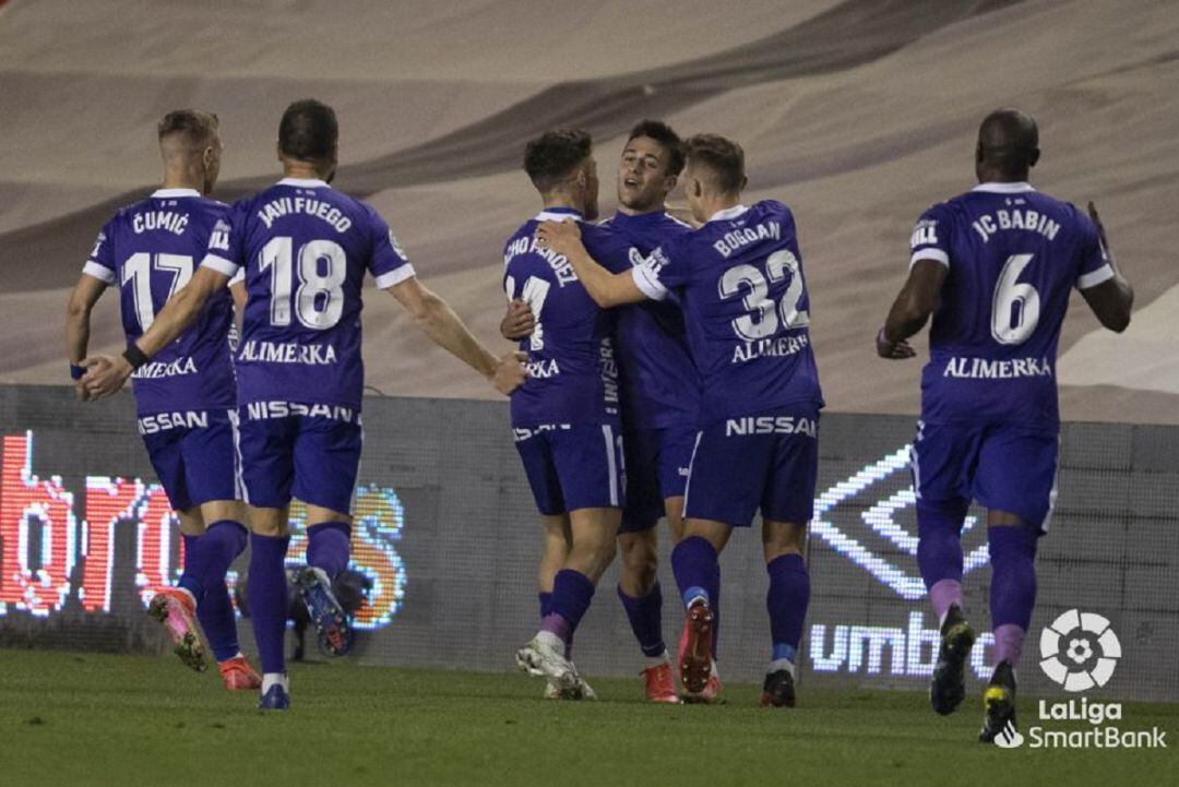 Los jugadores del Sporting celebran el gol de Pedro Díaz en Vallecas.