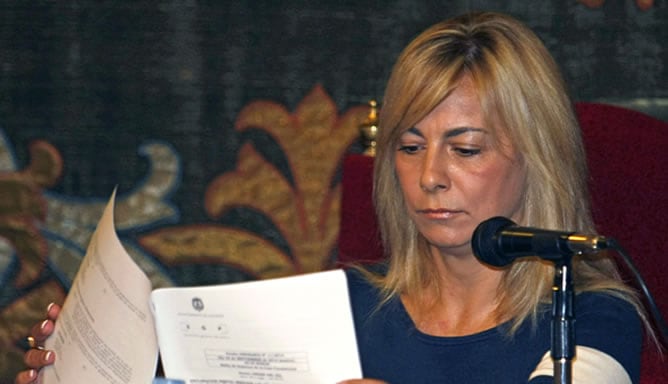 La alcaldesa de Alicante, Sonia Castedo, durante la sesión plenaria celebrada hoy en la que, entre otros asuntos, se debatirá una moción de Esquerra Unida que exige la dimisión de la alcaldesa, por su imputación en el &quot;caso Brugal&quot;