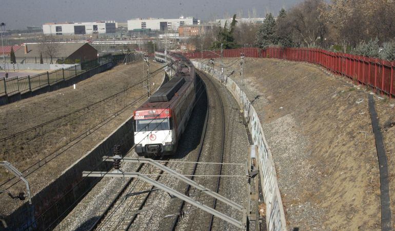 Tren de cercanías a su paso por Móstoles