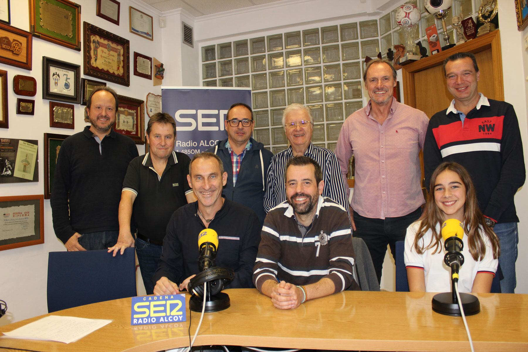 Los ganadores del concurso de olleta, los del concurso de cotos y la ganadora del concurso de pintura infantil con Paco Aznar