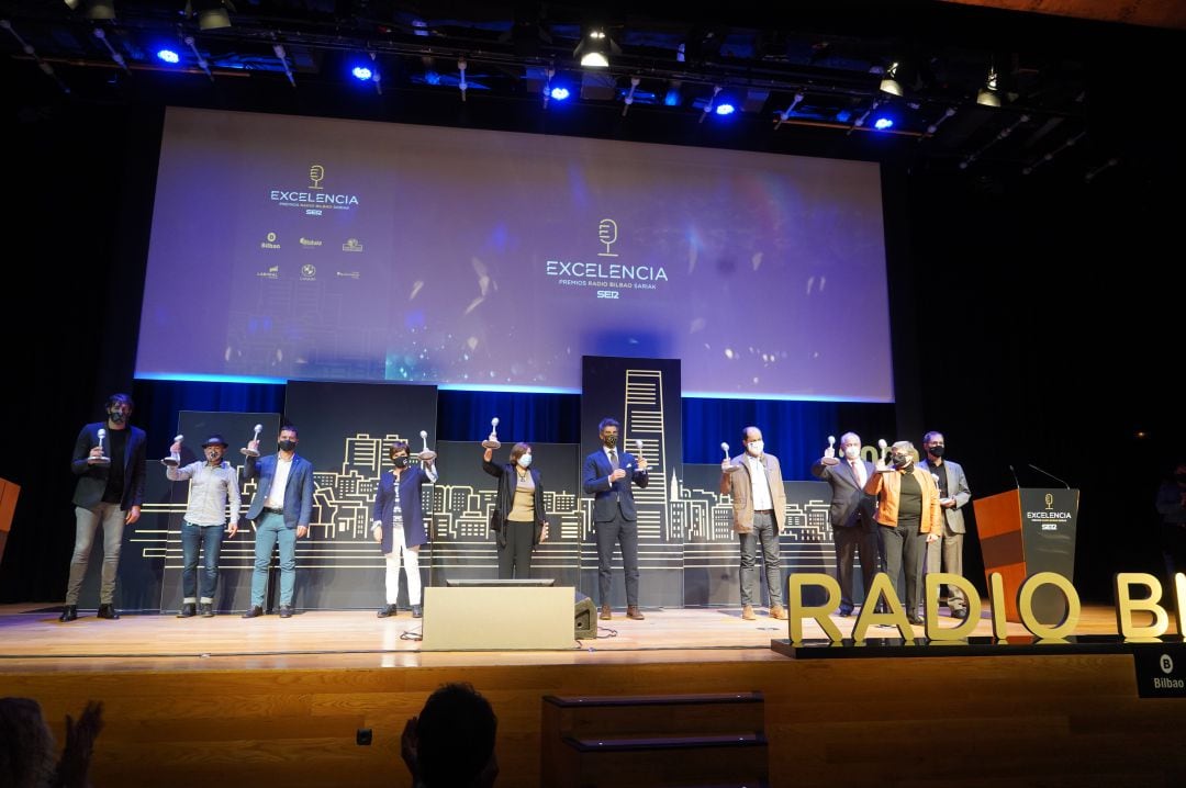 Foto de familia con todos los premiados en la gala 