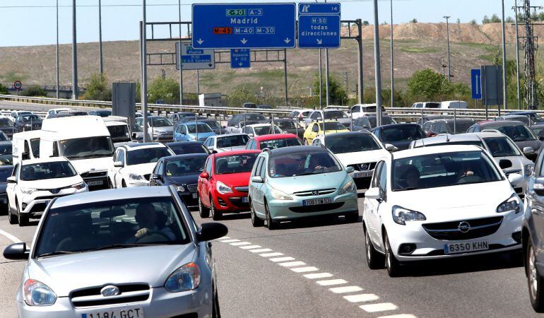 Aspecto que presenta la A-3, a la altura del kilómetro 15, en sentido salida de la capital. Tráfico salida puente Mayo A-3 KM 1, en las primeras horas de la operación salida del puente de Mayo.