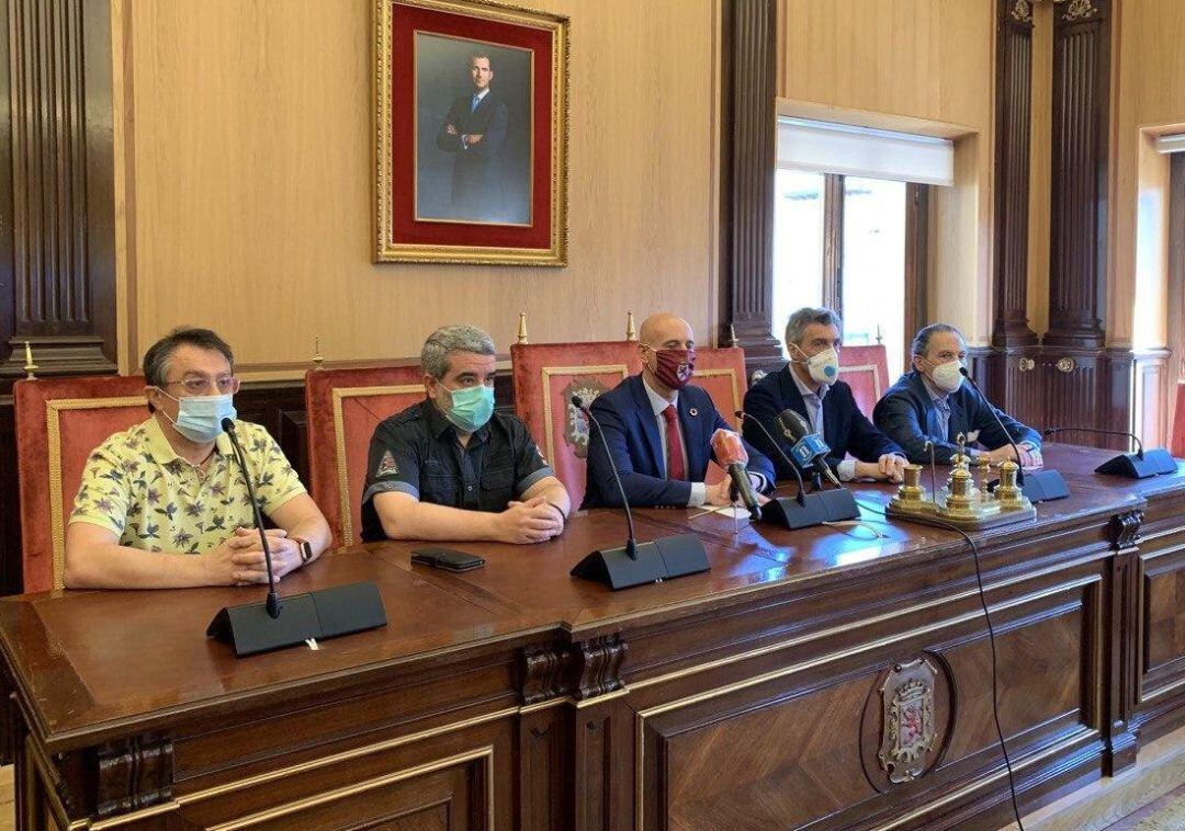 José Antonio Diez, junto a los secretarios generales de UGT y CCOO en León, Kike Reguero y Xosepe Vega, y el presidente de la Federación Leonesa de Empresarios, Javier Cepedano