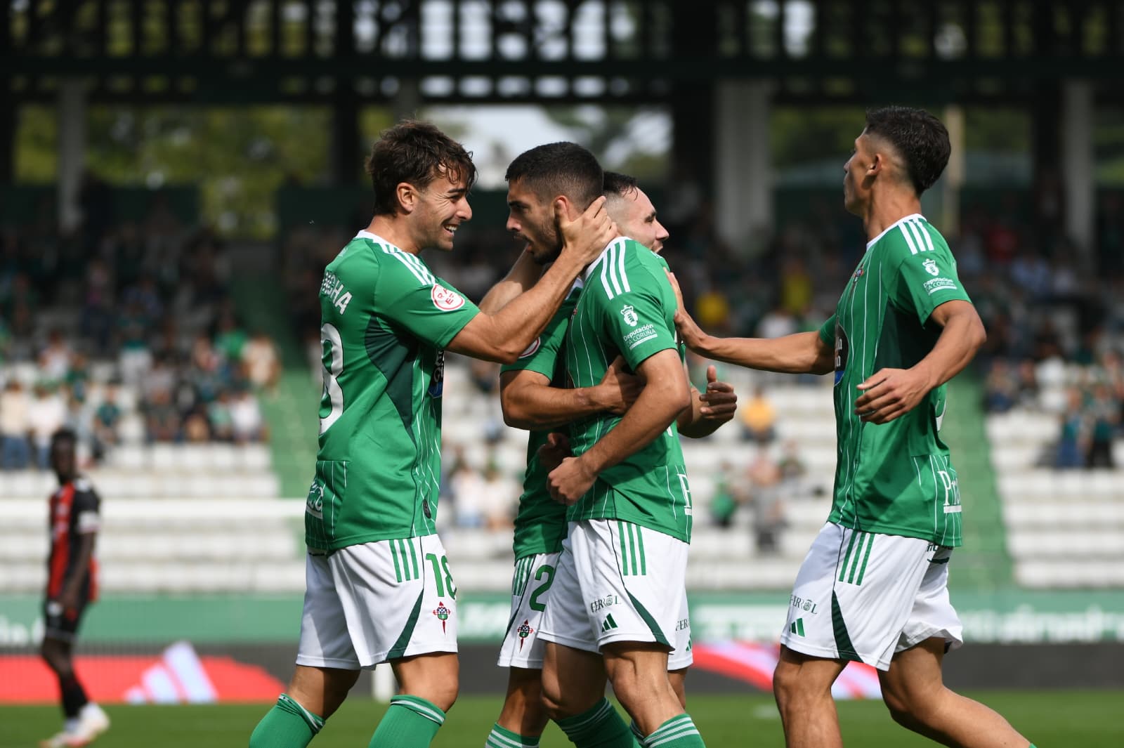 Los jugadores del Racing celebran uno de los goles de Pascu ante el Arenas Club de Getxo en A Malata (foto: Racing Club Ferrol)