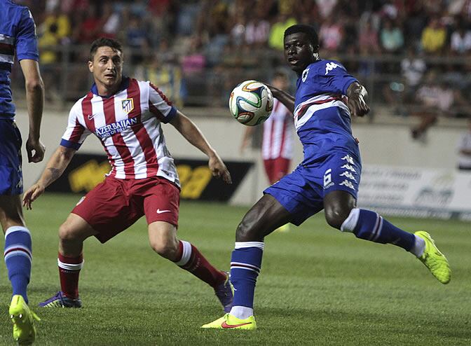 Alfred Duncan despeja el balón junto al uruguayo Cristian Rodríguez
