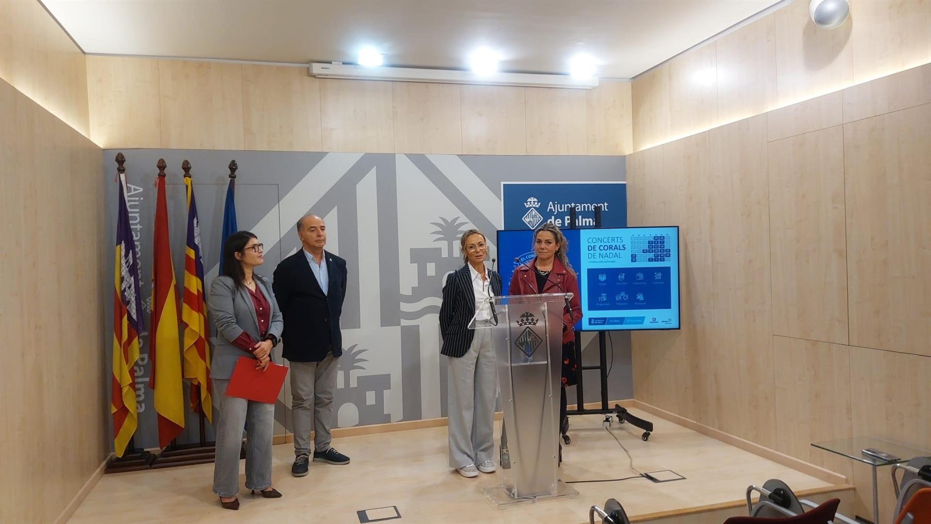 La regidora de Economía y Comercio del Ayuntamiento de Palma, Lupe Ferrer, el director general de Comercio, Toni Fuster, la presidenta de Pimeco, Carolina Domingo, y la presidenta de Afedeco, Joana Manresa. - EUROPA PRESS