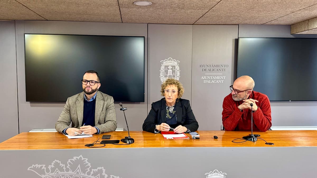 Barceló (PSOE), Mas (Compromís) y Copé (EU-Podem) anunciando que van a presentar una enmienda a la totalidad de los presupuestos de Alicante