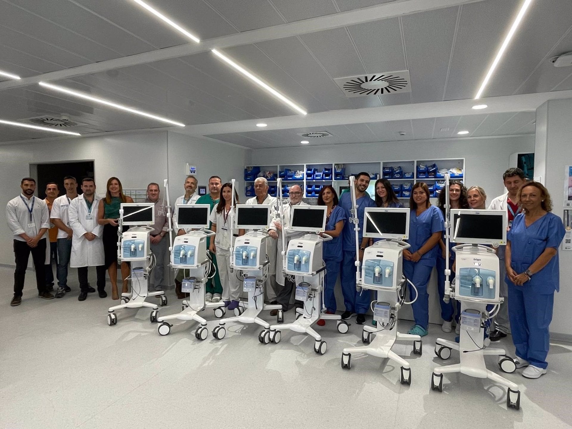 Entrega de los nuevos respiradores a la UCI del Hospital Regional de Málaga